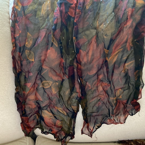 Nine silk scarves. Some never worn and some lightly loved. - Picture 10 of 16